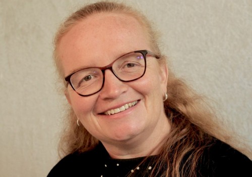 Frau Sandra Schiffer
